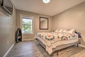 une chambre avec un lit et une fenêtre dans l'établissement Bean Station Cottage Unobstructed Lake Views, à Bean Station