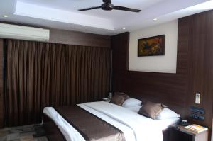 En eller flere senger på et rom på Jaya Residency