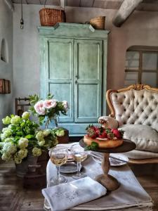 ein Wohnzimmer mit Tisch und Couch in der Unterkunft B&B CUCUTÍ in Ziano Piacentino