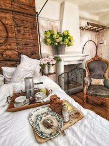 ein Tablett mit Essen auf dem Bett in der Unterkunft B&B CUCUTÍ in Ziano Piacentino