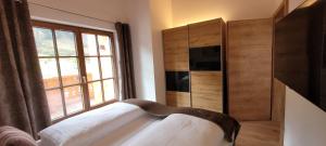 uma sala de estar com um sofá e uma janela em Hochalmbahnen Chalets Rauris 1-20 WE4, Maislaufeldweg 1r OG em Rauris mais 1 fotografia