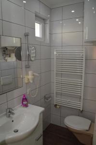 Kúpeľňa v ubytovaní Private Room Pyrkerstraße + 22 fotografií