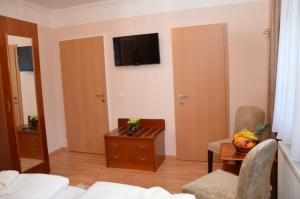Televízia a/alebo spoločenská miestnosť v ubytovaní Private Room Pyrkerstraße
