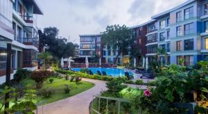um complexo de apartamentos com um pátio com uma piscina em Accra Pearl in City em Acra