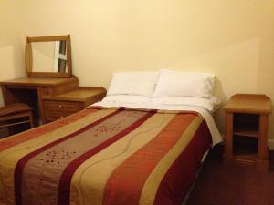 Een bed of bedden in een kamer bij Westgate House B&B Strokestown