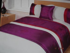 Een bed of bedden in een kamer bij Westgate House B&B Strokestown