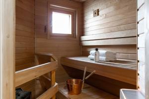 una sauna con litera y ventana en 1br apartment in Leppävaara with balcony and sauna, en Espoo