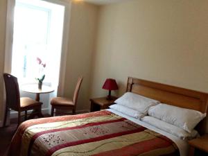 Postel nebo postele na pokoji v ubytování Westgate House B&B Strokestown