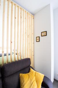 a living room with a couch and a wooden wall at La Habitación del Arquitecto in Granada
