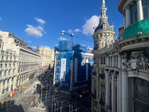 a view of a city street with buildings and a tower at Impresionantes vistas Skyline Madrid in Madrid