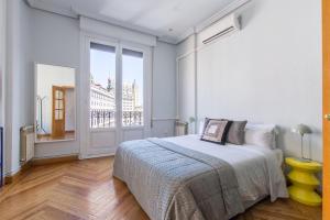 a bedroom with a bed and a large window at Impresionantes vistas Skyline Madrid in Madrid