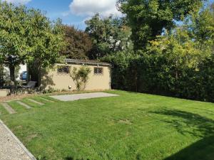 a yard with a house and a grassy lawn at La Maison de Lucie - grande maison idéale en famille ou entre amis - jardin - parking gratuit in Sélestat