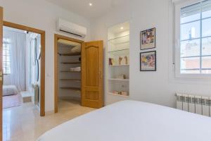 a white room with a closet and a door at Atico con Terraza de vistas inmejorables in Madrid