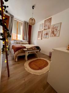 Un dormitorio con una cama y una mesa. en Homelove Spa en Neuilly-en-Thelle