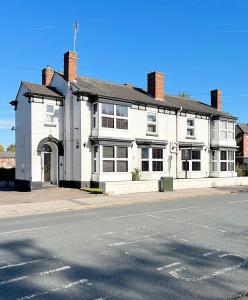 ein weißes Gebäude an der Straßenseite in der Unterkunft Tennyson in Lincoln