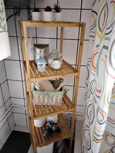 uma prateleira de madeira numa casa de banho com plantas em Fina Apartment em Leskovac