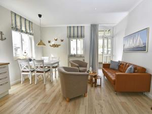 un soggiorno con divano e tavolo di Villa Freya - Apt. 01 a Ostseebad Sellin