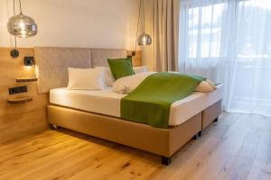 Posteľ alebo postele v izbe v ubytovaní Hotel Lärchenhof