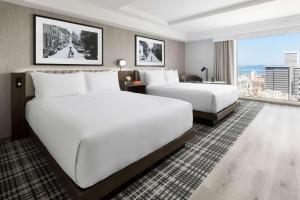um quarto de hotel com duas camas e uma grande janela em Hyatt Regency San Francisco Downtown SOMA em São Francisco
