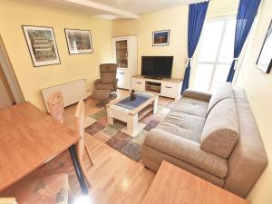 ein Wohnzimmer mit einem Sofa und einem Tisch in der Unterkunft Villa Freya - Apt. 07 in Ostseebad Sellin