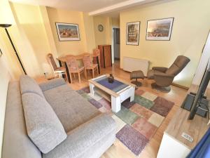 ein Wohnzimmer mit einem Sofa und einem Tisch in der Unterkunft Villa Freya - Apt. 07 in Ostseebad Sellin
