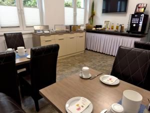 une salle à manger avec des tables, des chaises et un comptoir dans l'établissement Aparthotel Neudörfl, à Neudörfl