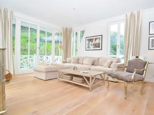 a living room with a couch and a table and chairs at Villa Johanna in Sellin - WG 13 mit Kamin und zwei Balkonen in Ostseebad Sellin