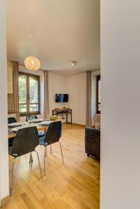 sala de estar con mesa y 2 sillas en Apartment La Roseraie - Alpes Travel - Central Chamonix (sleeps 2-3), en Chamonix-Mont-Blanc