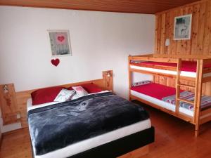 Łóżko lub łóżka w pokoju w obiekcie Haus Holunder Weissbriach