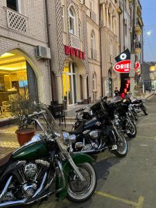 una fila de motocicletas estacionadas frente a una tienda en Orient Inn, en Tashkent