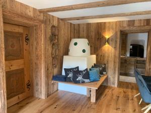 - un gâteau assis sur une table dans une pièce aux murs en bois dans l'établissement Chalet Paula, à Ehrwald