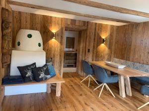 - une salle à manger avec des murs en bois, une table et des chaises dans l'établissement Chalet Paula, à Ehrwald