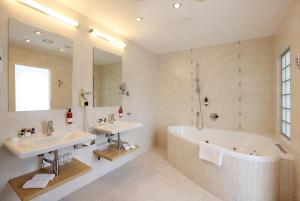 أماريليس في براغ: حمام به مغسلتين وحوض استحمام ودش