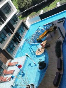 Výhled na bazén z ubytování Maysa condo huahin nebo okolí