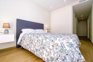 ein Schlafzimmer mit einem großen Bett mit einer Blumenbettdecke in der Unterkunft Alegria ID152 in Torrevieja