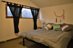 um quarto com uma cama e uma janela em Villa Amalia em San Carlos de Bariloche