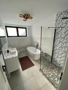 ein Badezimmer mit einer Dusche, einer Badewanne und einem Waschbecken in der Unterkunft Deluxe Apartment #CasaMihai Free Parking in Braşov