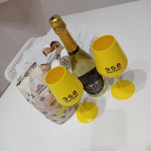 uma garrafa de champanhe e duas chávenas amarelas em Casa vacanza Sofy em Brindisi