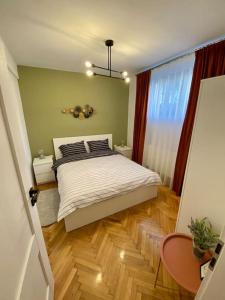 ein Schlafzimmer mit einem Bett in der Ecke eines Zimmers in der Unterkunft Deluxe Apartment #CasaMihai Free Parking in Braşov