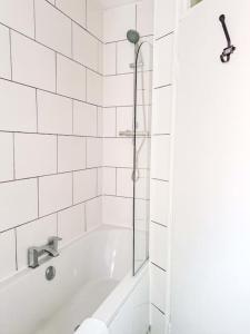 A bathroom at 3 bed flat near to Cardiff and Cardiff Bay