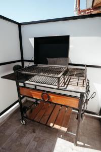 a grill sitting on top of a table at Departamento Minimalista in San Rafael