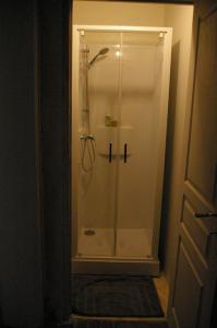 um chuveiro com uma porta de vidro na casa de banho em La Folia - Ferme de Lucqy 