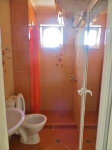 uma casa de banho com um WC, um lavatório e um chuveiro em Apartments in Azalia 2 Complex em Nessebar