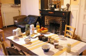uma sala de estar com uma mesa com comida em La Folia - Ferme de Lucqy 