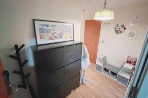 TV a/nebo společenská místnost v ubytování The Arcadian, Birmingham City Centre, by Lark Accommodation Cosy 1-bedroom Flat