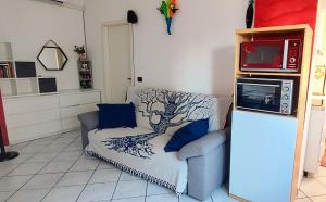 een woonkamer met een stoel en een koelkast bij Chandra GestHouse in Bollate