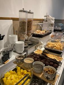 een buffet met veel verschillende soorten eten op een aanrecht bij Hotel Ghironi in La Spezia