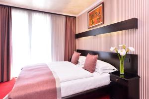 En eller flere senger på et rom på Prezident Hotel
