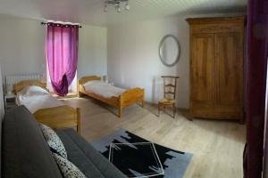 a living room with a couch and a pink curtain at Gîte à Rocamadour in Rocamadour