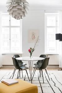 una sala da pranzo con tavolo e sedie di Luxury 2 Bedroom apartment in the heart of Mitte, Berlin a Berlino